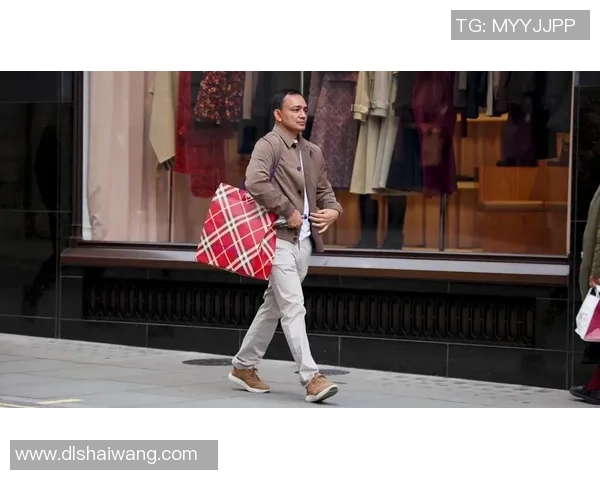 冬季街头时尚风潮足球明星们的独特穿搭与魅力展示 冬季街头时尚风潮足球明星们的独特穿搭与魅力展示