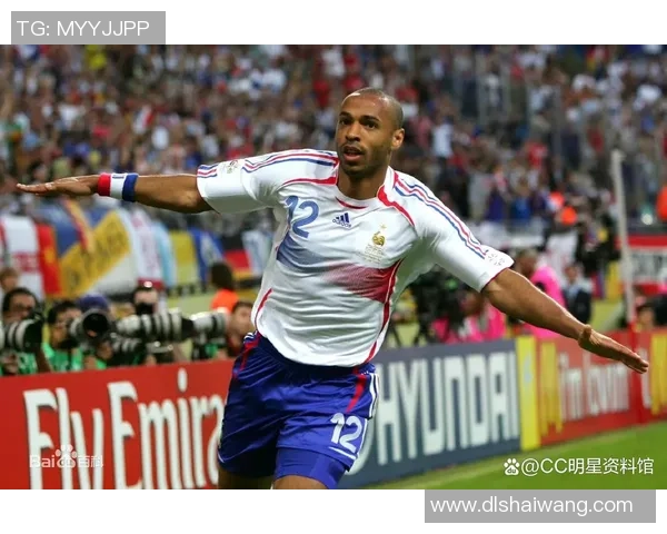 亨利足球明星高清壁纸尽显传奇风采与精彩瞬间的完美结合 亨利足球明星高清壁纸尽显传奇风采与精彩瞬间的完美结合