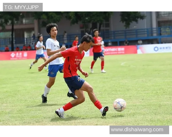在绿茵场上奔跑与踢球的激情交融与团队合作的完美体现 在绿茵场上奔跑与踢球的激情交融与团队合作的完美体现