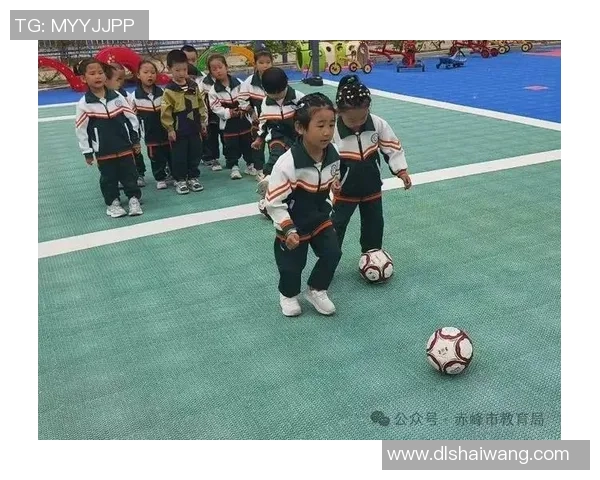 小孩在阳光下欢快踢足球展现童年乐趣与团队精神